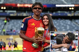 Yamal hôn bạn gái đắm đuối mừng vô địch World Cup