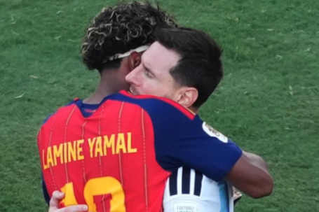 Lamine Yamal ôm Messi sau khi đánh bại Argentina