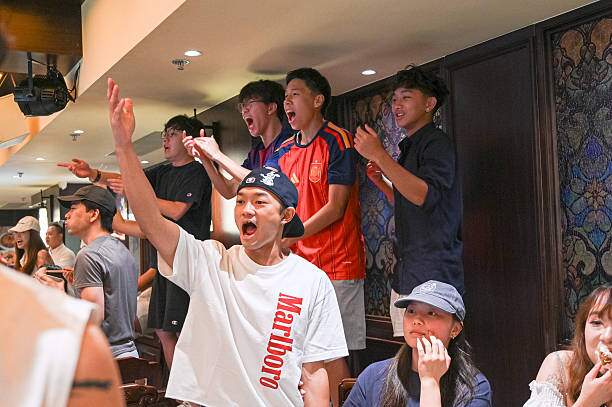 Triệu fan Tây Ban Nha mở hội: "Nổ tung" vì Torres ghi bàn hạ gục Argentina - 17