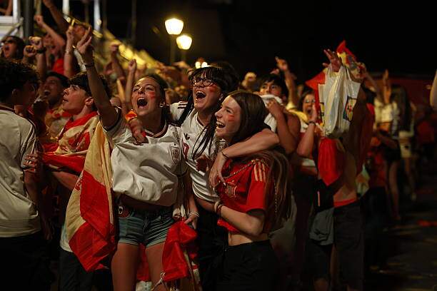 Triệu fan Tây Ban Nha mở hội: "Nổ tung" vì Torres ghi bàn hạ gục Argentina - 11