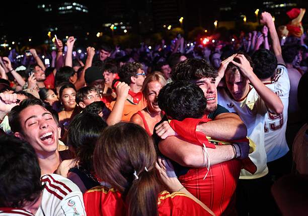 Triệu fan Tây Ban Nha mở hội: "Nổ tung" vì Torres ghi bàn hạ gục Argentina - 14