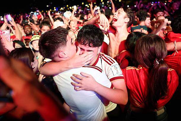 Triệu fan Tây Ban Nha mở hội: "Nổ tung" vì Torres ghi bàn hạ gục Argentina - 13