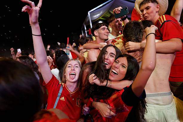 Triệu fan Tây Ban Nha mở hội: "Nổ tung" vì Torres ghi bàn hạ gục Argentina - 3