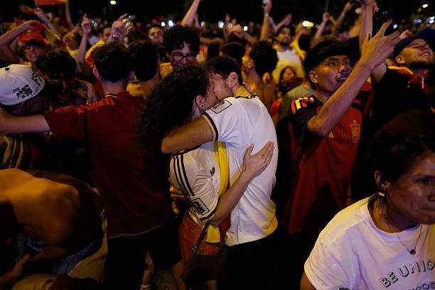 Triệu fan Tây Ban Nha mở hội: "Nổ tung" vì Torres ghi bàn hạ gục Argentina - 2