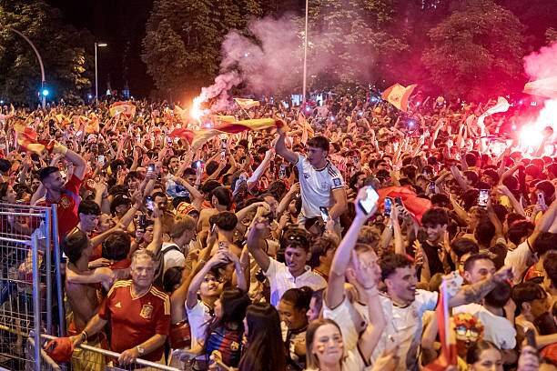 Triệu fan Tây Ban Nha mở hội: "Nổ tung" vì Torres ghi bàn hạ gục Argentina - 1
