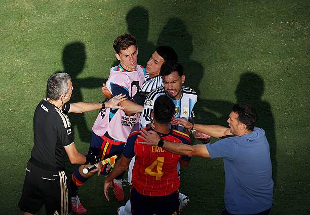Argentina đá sặc mùi bạo lực trước Tây Ban Nha: "Ẵm hết" thẻ vàng & thẻ đỏ, cầu thủ lẫn HLV gây sự sau trận - 9