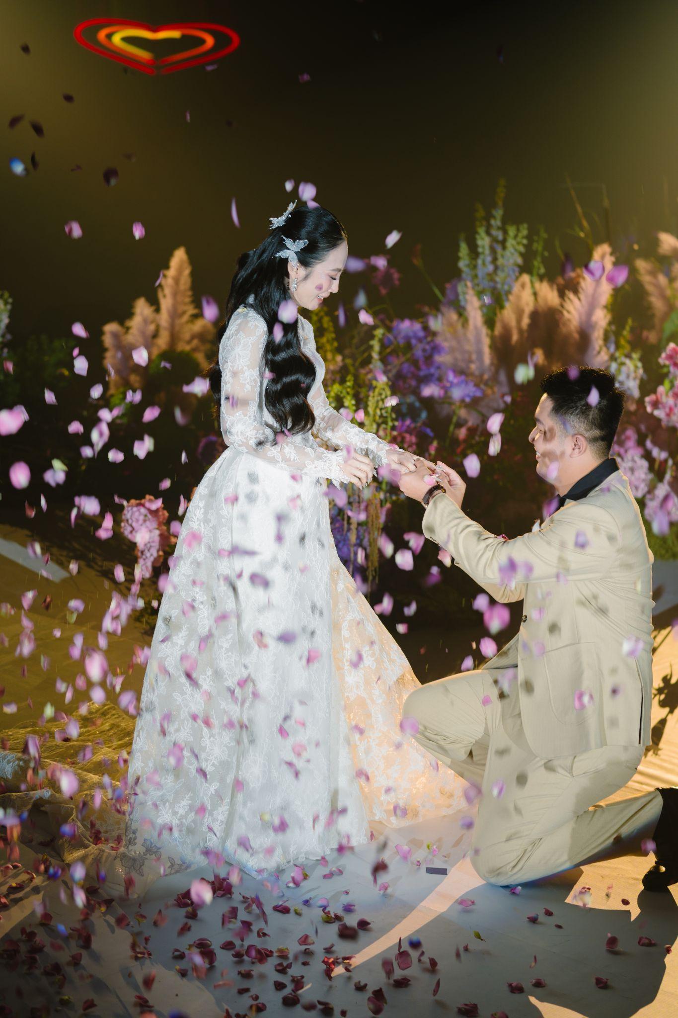 Phan Trực quỳ gối cầu hôn Nguyễn Thị Ngọc Huyền tại VinPalace Hà Nội vào ngày 6/7.