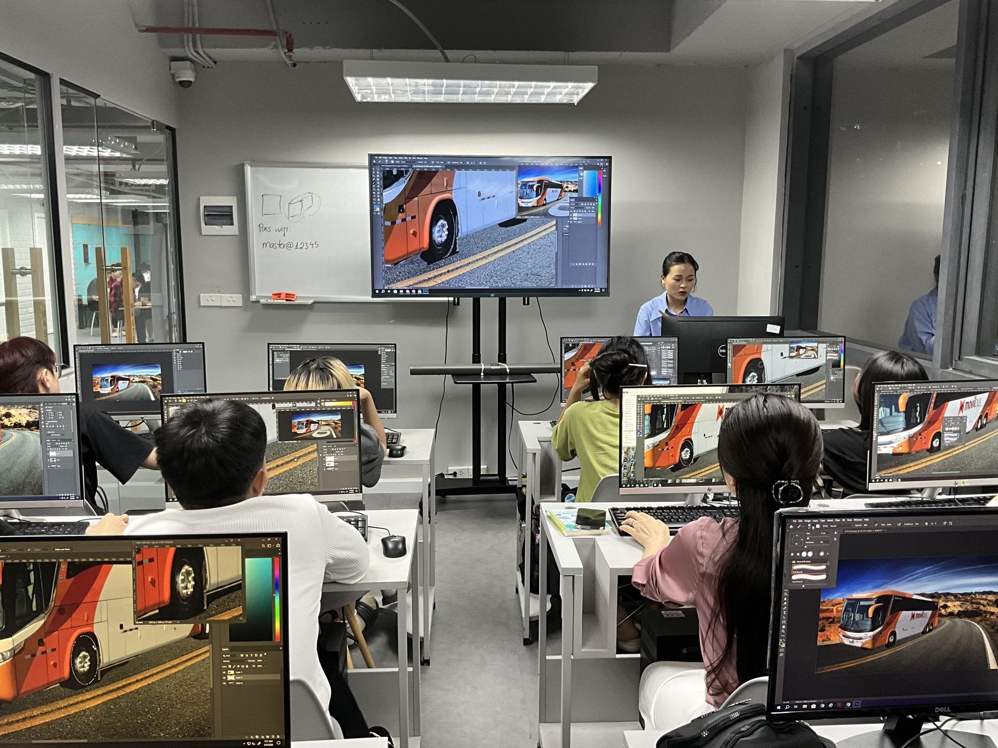 Hoạt động học tập tại Master Media Academy với sự tham gia của họ viên trong các lĩnh vực thiết kế và truyền thông sáng tạo.