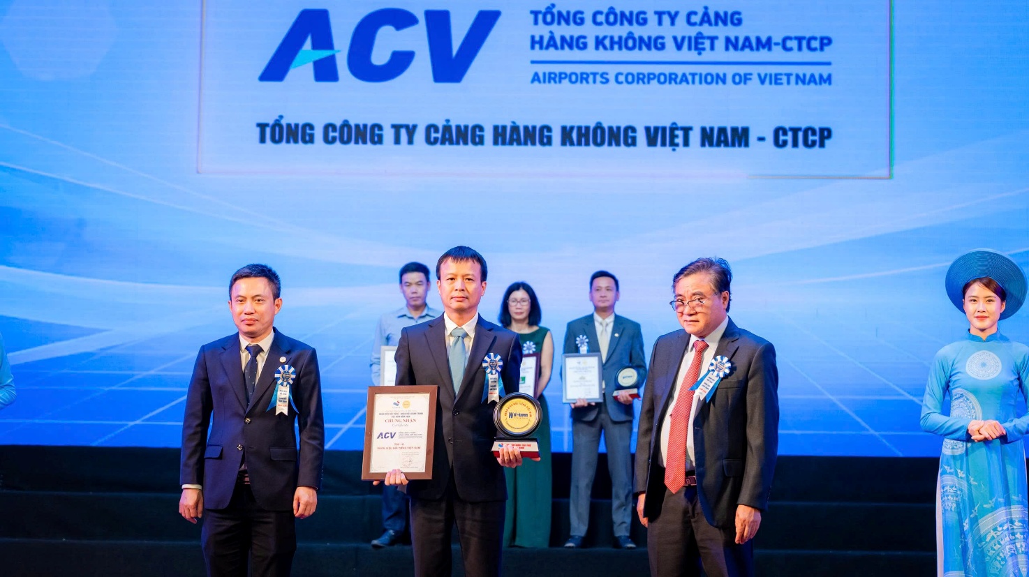 Đại diện ACV nhận chứng nhận Top 10 Nhãn hiệu nổi tiếng Việt Nam năm 2026 – năm thứ 8 liên tiếp doanh nghiệp được vinh danh