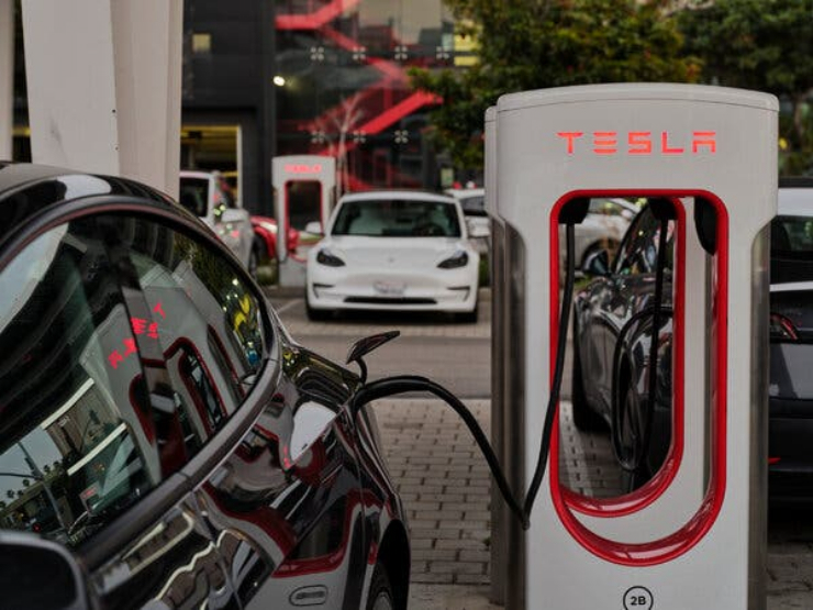 Một xe điện Tesla đang sạc pin.