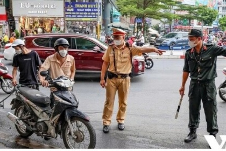 Bật xi nhan một đằng, rẽ một nẻo có bị phạt không?