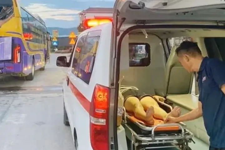 Xe khách dừng bên quốc lộ bị xe cùng chiều tông trúng, nhiều người nhập viện