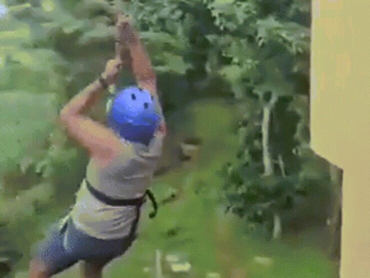 Khóa an toàn zipline bung, du khách rơi gần 12 m