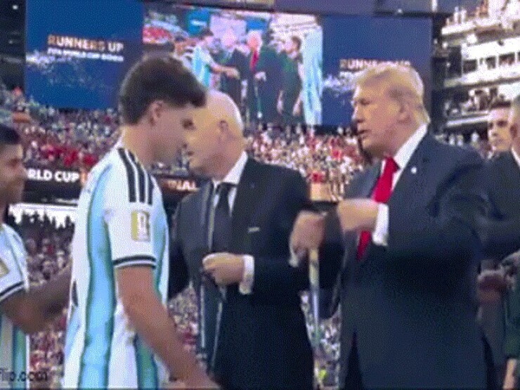 Cầu thủ Argentina 'phớt lờ' ông Trump khi nhận huy chương á quân World Cup