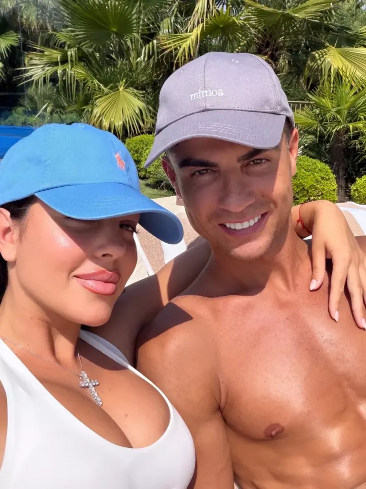 Sau thất bại tại World Cup 2026, Ronaldo về nhà bên vị hôn thê Georgina Rodriguez và các con.