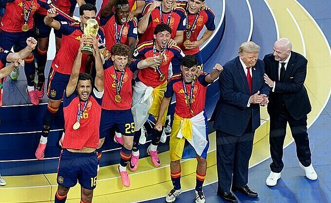 Ông Trump bị la ó khi đứng trên bục trao cup và huy chương. Ảnh: Imagn