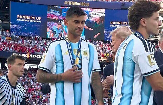Trung vệ của tuyển Argentina Crstian Romero đi thẳng qua ông Trump. Ảnh chụp màn hình
