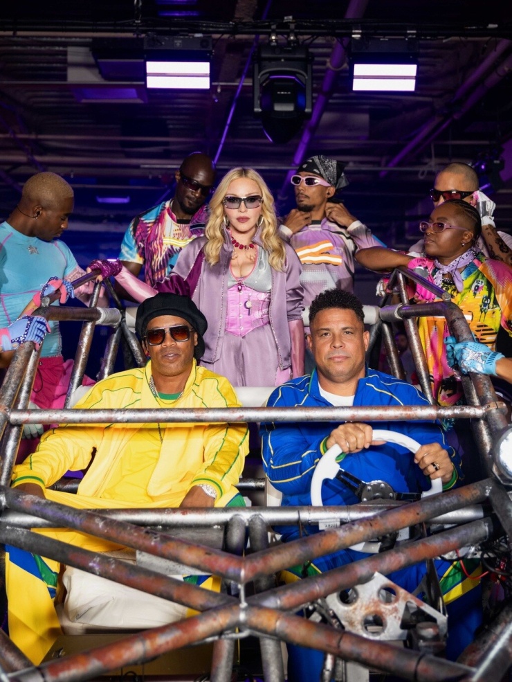 "Nữ hoàng nhạc pop" Madonna mở màn ấn tượng khi xuất hiện trên một siêu xe tiến vào trung tâm sân vận động MetLife (New Jersey). Khán giả vỡ òa khi biểu tượng âm nhạc 67 tuổi bước ra cùng hai huyền thoại bóng đá Brazil Ronaldo (Rô "Béo") và Ronaldinho.