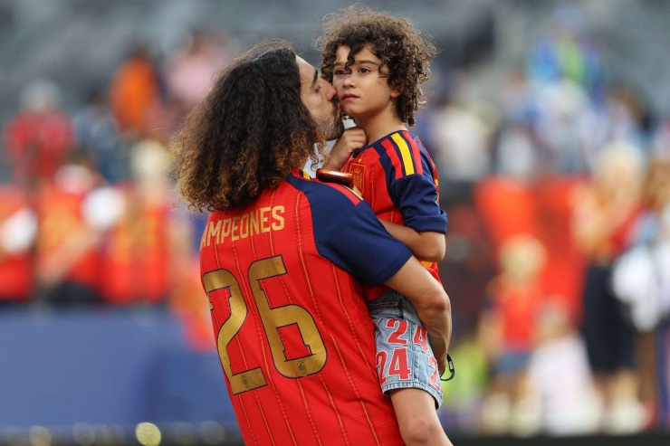 Marc Cucurella bên Mateo sau trận chung kết World Cup 2026. Ảnh: AP.