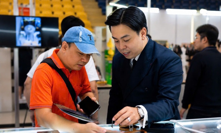 Chuyên gia kim cương Nguyễn Việt Hào (bên phải) cho rằng thị trường cần được định hướng lại kim cương chỉ là trang sức xa xỉ thay vì là tài sản giữ giá trị. Ảnh: NVCC.
