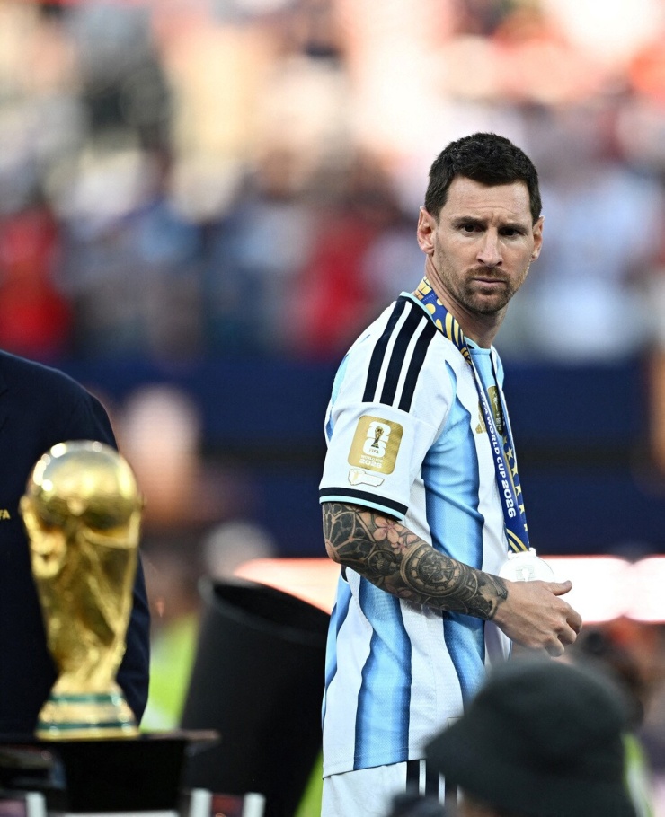 Tiền đạo Argentina Lionel Messi nhìn Cup vàng sau trận thua Tây Ban Nha 0-1 ở chung kết World Cup 2026 trên sân MetLife, New Jersey, Mỹ ngày 19/7/2026. Ảnh: AP