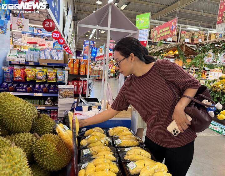 Chị Thảo tranh thủ mua nhiều sầu riêng hơn nhờ mức giá rẻ chưa từng có trong nhiều năm trở lại đây.