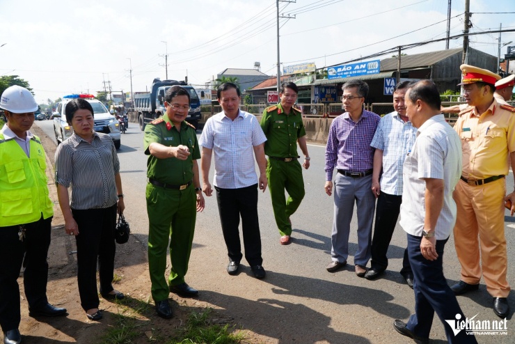 Các đơn vị chức năng TP Đồng Nai kiểm tra hiện trường vụ tai nạn. Ảnh: Hoàng Anh