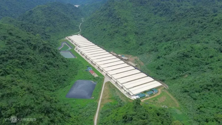 Trại lợn của Công ty Dabaco nằm trong thung lũng núi ở xã Thạch Quảng, nơi xảy ra vụ tai nạn. Ảnh:Lê Hoàng
