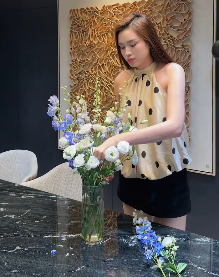 Đỗ Thị Hà làm điều giản dị đó là cắm hoa để chào đón tuổi mới. (Ảnh chụp màn hình)