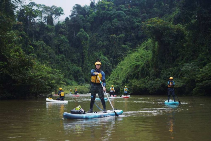 Chèo SUP ở Pù Mát. Ảnh: Umove