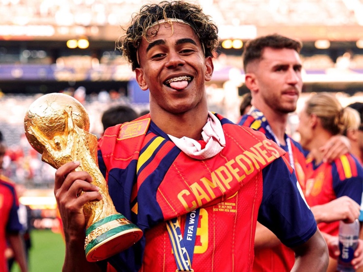 Yamal với chiếc cúp cho nhà vô địch 2026. Ảnh: SeFutbol
