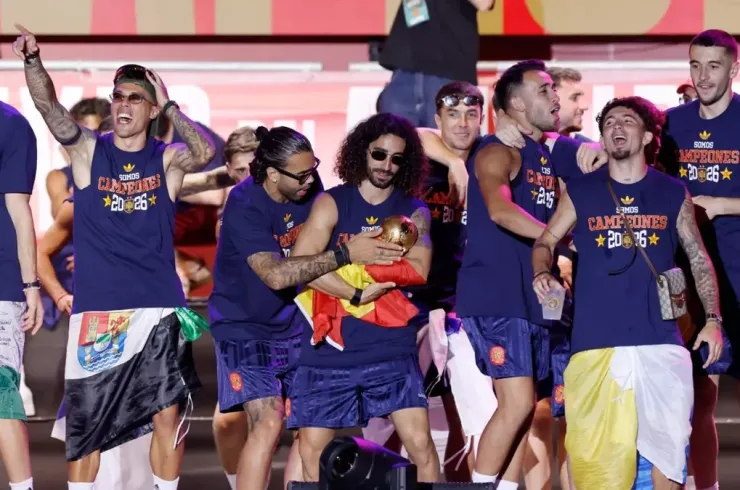 Marc Cucurella cùng các đồng đội ăn mừng tại Quảng trường Cibeles.