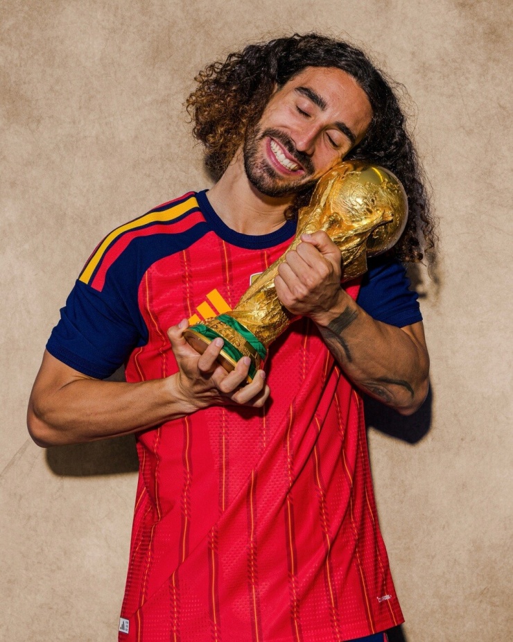 Hậu vệ Marc Cucurella góp công lớn trong việc đưa Tây Ban Nha lên đỉnh vô địch bóng đá thế giới lần thứ hai.