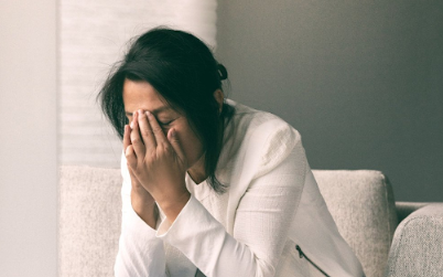 Thiếu estrogen là một trong những nguyên nhân phổ biến gây khô âm đạo và dẫn đến cảm giác đau rát sau khi quan hệ.