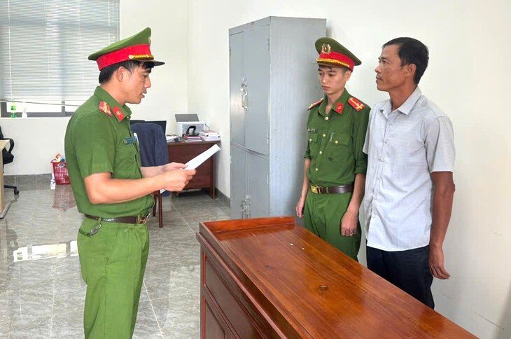 Công an xã Tuy Đức tống đạt Quyết định khởi tố vụ án hình sự, Quyết định khởi tố bị can và thi hành lệnh bắt bị can để tạm giam đối với Phạm Văn Thể. Ảnh: CALĐ.