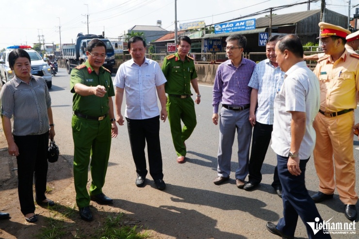 Lãnh đạo TP Đồng Nai kiểm tra hiện trường vụ tai nạn. Ảnh: Hoàng Anh