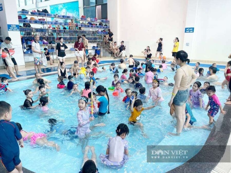Hình ảnh rất đông trẻ nhỏ bơi tại bể bơi ở phường Hoàng Liệt, Hà Nội. Ảnh: Gia Khiêm