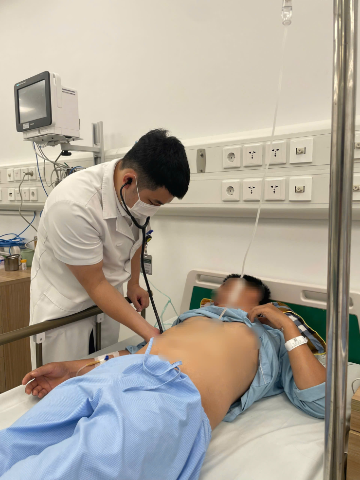 Bác sĩ thăm khám cho các nạn nhân bị ngộ độc. Ảnh BVCC