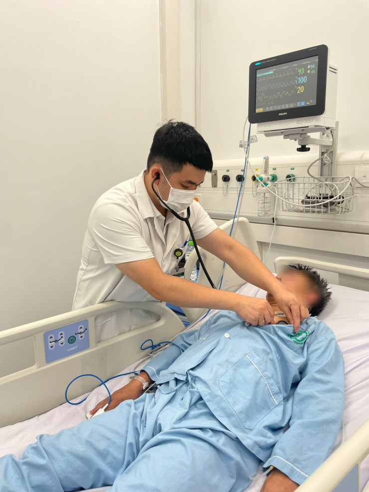 Bác sĩ thăm khám cho các nạn nhân bị ngộ độc. Ảnh BVCC