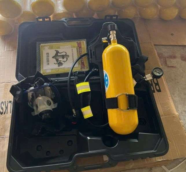 Người xuống hầm cần mang mặt nạ phòng độc kết hợp bình dưỡng khí độc lập (SCBA), tức bộ thiết bị cung cấp khí thở riêng, không dùng không khí xung quanh. Ảnh: BSCC