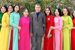 Từ căn lều giữa rừng, cha nghèo nuôi 7 con gái thành cử nhân