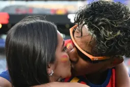 Bạn gái xuống sân hôn Lamine Yamal sau vô địch World Cup