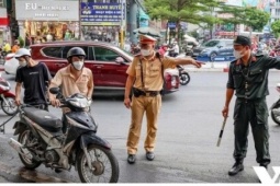 Bật xi nhan một đằng, rẽ một nẻo có bị phạt không?