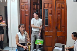 Clip bố chơi đàn, mẹ thổi saxophone mừng sinh nhật con đi xa về gây xúc động