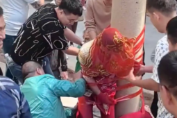 Phù dâu gãy cột sống vì trò đùa lố trong đám cưới, cô dâu chú rể phải bồi thường