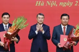 Thủ tướng trao quyết định về công tác cán bộ tại Bộ Nội vụ, Bộ Dân tộc và Tôn giáo