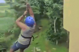 Khóa an toàn zipline bung, du khách rơi gần 12 m