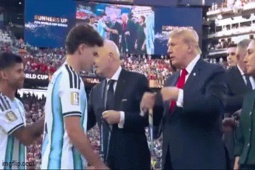 Cầu thủ Argentina 'phớt lờ' ông Trump khi nhận huy chương á quân World Cup