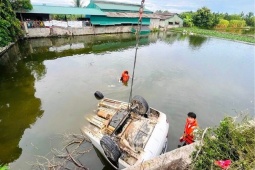 Ôtô 5 chỗ lao xuống ao nhà dân, tài xế tử vong