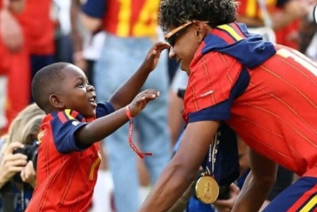 Ngỡ ngàng Yamal dùng iPhone “nát tươm” dù là nhà vô địch World Cup 2026